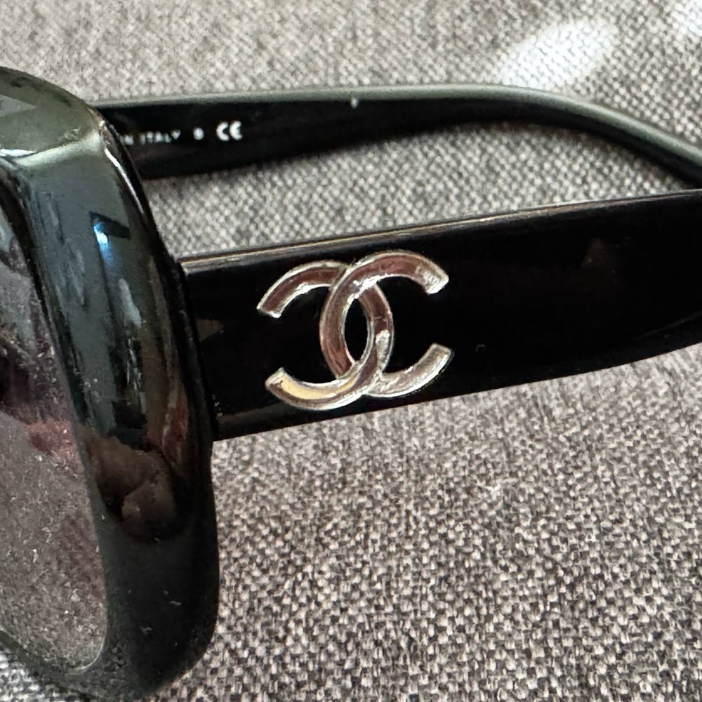 💋SOLD💋 CHANEL Black Oversized Sunglasses with Gold Accents - Picture 5 of 9